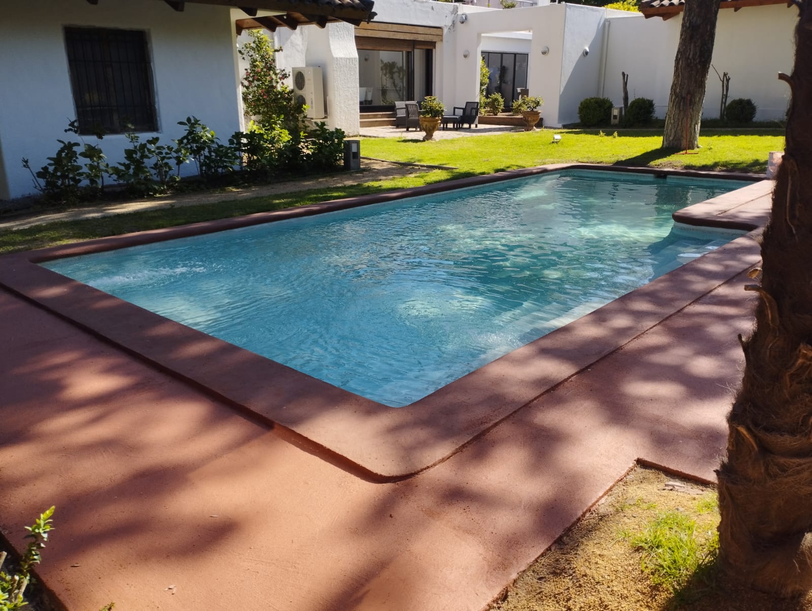 Piscina AcuaNova Embajada de Finlandia con terminación premium